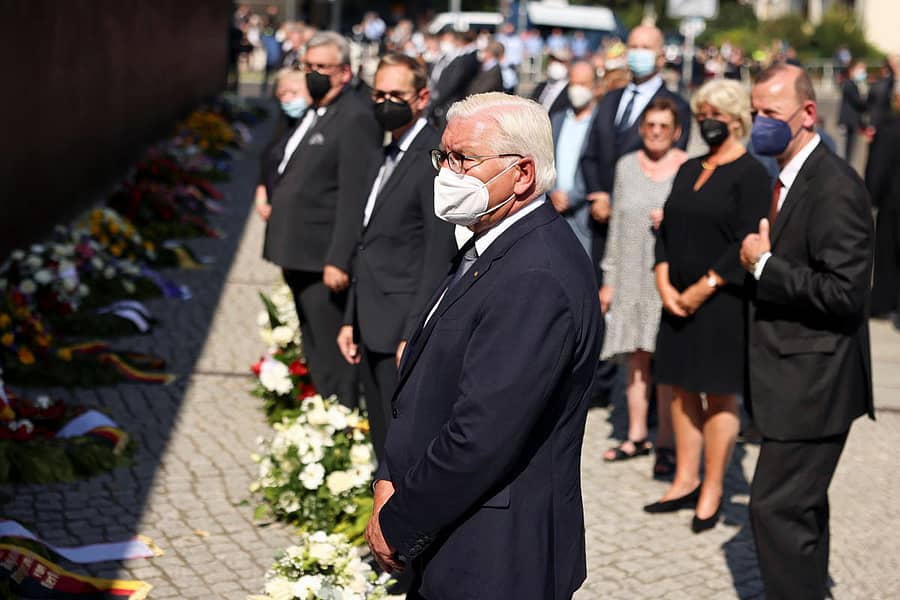 ಬರ್ಲಿನ್‌ ಗೋಡೆ ನಿರ್ಮಾಣದ 60ನೇ ವಾರ್ಷಿಕೋತ್ಸವ ನಿಮಿತ್ತ ಶುಕ್ರವಾರ ಬರ್ಲಿನ್ ವಾಲ್ ಸ್ಮಾರಕದ ಬಳಿ ಜರ್ಮನ್ ಅಧ್ಯಕ್ಷ ಫ್ರಾಂಕ್-ವಾಲ್ಟರ್ ಸ್ಟೈನ್ಮಿಯರ್ ಪುಷ್ಪಗುಚ್ಛವಿರಿಸಿ ಗೌರವ ಸಲ್ಲಿಸಿದರು – ರಾಯಿಟರ್ಸ್‌ ಚಿತ್ರ