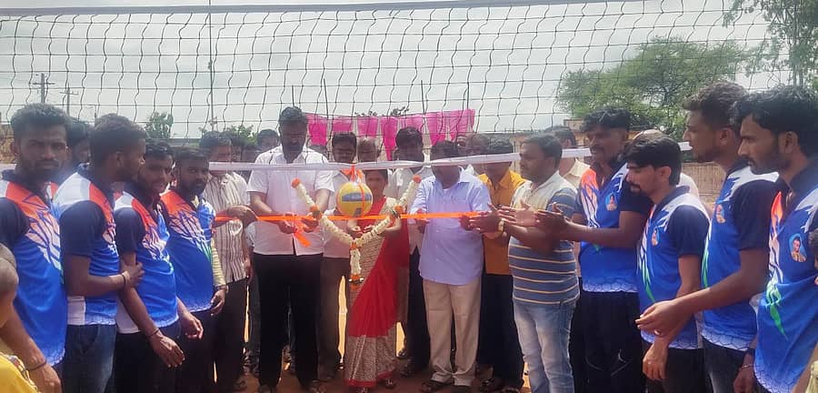 ಕಡಬಿ ಗ್ರಾಮದಲ್ಲಿ ನಾಗರಪಂಚಮಿ ನಿಮಿತ್ತ ತಮ್ಮ ಅಭಿಮಾನಿ ಬಳಗ ಹಮ್ಮಿಕೊಂಡಿದ್ದ ವಾಲಿಬಾಲ್ ಪಂದ್ಯಾವಳಿಯನ್ನು ಕಾಂಗ್ರೆಸ್ ಮುಖಂಡ ವಿಶ್ವಾಸ್ ವೈದ್ಯ ಉದ್ಘಾಟಿಸಿದರು