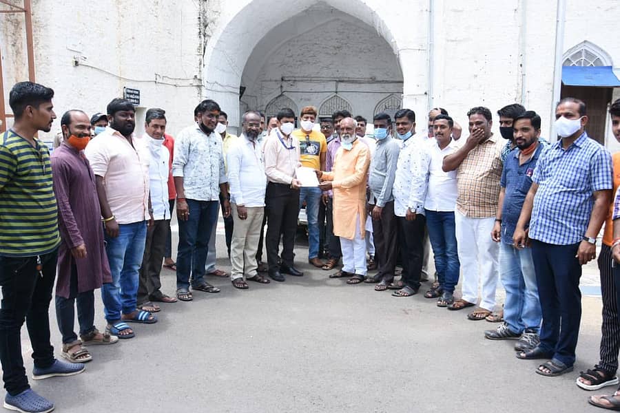 ವಿಜಯಪುರದ ಶ್ರೀ ಗಜಾನನ ಉತ್ಸವ ಮಹಾ ಮಂಡಳ ವಿಜಯಪುರ ವತಿಯಿಂದ ಸಾರ್ವಜನಿಕ ಗಜಾನನ ಉತ್ಸವ ಆಚರಿಸಲು ಅನುಮತಿ ನೀಡುವಂತೆ ಒತ್ತಾಯಿಸಿ ಹೆಚ್ಚುವರಿ ಜಿಲ್ಲಾಧಿಕಾರಿಗೆ ಮನವಿ ಸಲ್ಲಿಸಲಾಯಿತು 