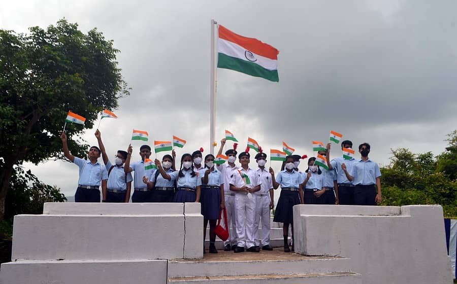 ‘ಸ್ವಾತಂತ್ರ್ಯದ ಸುವರ್ಣ ಮಹೋತ್ಸವ’ದ ಅಂಗವಾಗಿ ಕಾರವಾರದ ಅಂಜುದೀವ್ ದ್ವೀಪದಲ್ಲಿ ಶುಕ್ರವಾರ ನೌಕಾದಳದಿಂದ ನಡೆದ ರಾಷ್ಟ್ರ ಧ್ವಜಾರೋಹಣ ಕಾರ್ಯಕ್ರಮದಲ್ಲಿ ಭಾಗವಹಿಸಿದ್ದ ಶಾಲಾ ವಿದ್ಯಾರ್ಥಿಗಳು ತ್ರಿವರ್ಣ ಧ್ವಜ ಹಿಡಿದು ಸಂಭ್ರಮಿಸಿದರು