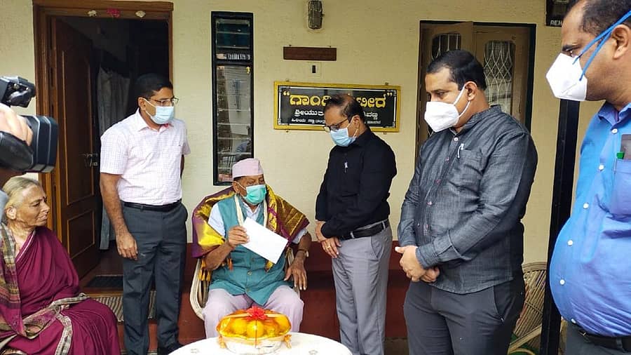 ಹಾಸನ ಜಿಲ್ಲೆಯ ಸ್ವಾತಂತ್ರ್ಯ ಹೋರಾಟಗಾರರಾದ ಎಚ್.ಎಂ.ಶಿವಣ್ಣ, ಜಿ.ಎಲ್‌.ಮುದ್ದೇಗೌಡ ಮತ್ತು ರಾಮಣ್ಣ ಅವರನ್ನು ಜಿಲ್ಲಾಧಿಕಾರಿ ಆರ್‌.ಗಿರೀಶ್‌ ಗೌರವಿಸಿದರು.