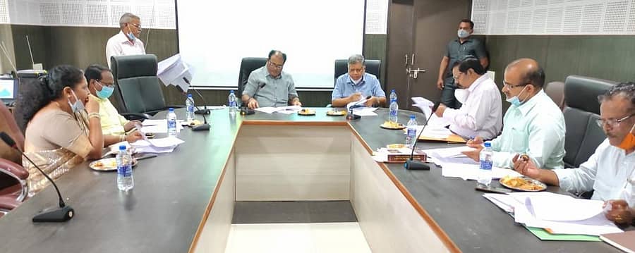 ಹುಬ್ಬಳ್ಳಿಯ ಹುಡಾ ಕಚೇರಿಯಲ್ಲಿ ಶುಕ್ರವಾರ ಅಧಿಕಾರಿಗಳ ಜೊತೆ ಸಭೆ ನಡೆಯಿತು