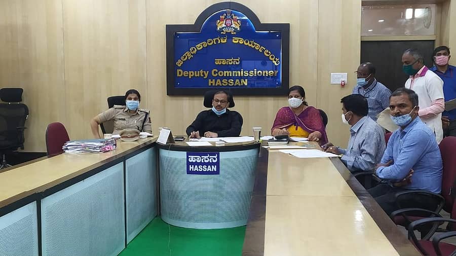 ಪ್ರಾಥಮಿಕ ಮತ್ತು ಪ್ರೌಢ ಶಿಕ್ಷಣ ಸಚಿವ ಬಿ.ಸಿ.ನಾಗೇಶ್ ಅವರು ನಡೆಸಿದ ವೀಡಿಯೋ ಸಂವಾದದಲ್ಲಿಹಾಸನ ಜಿಲ್ಲಾಧಿಕಾರಿ ಆರ್.ಗಿರೀಶ್, ಎಡಿಸಿ ಕವಿತಾ ರಾಜಾರಾಂ, ಎಎಸ್ಪಿ ಬಿ.ಎನ್.ನಂದಿನಿಪಾಲ್ಗೊಂಡಿದ್ದರು.