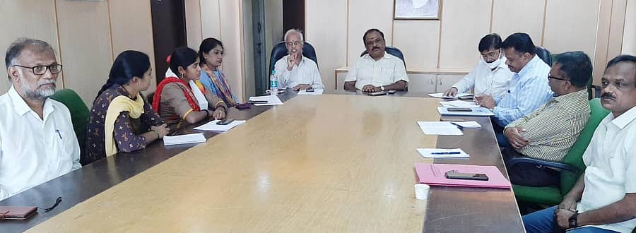 ನಬಾರ್ಡ್ ಸಹಾಯಕ ಪ್ರಧಾನ ವ್ಯವಸ್ಥಾಪಕ ನಟರಾಜನ್ ಇ-ಶಕ್ತಿ ಯೋಜನೆ ಅನುಷ್ಠಾನ ಸಂಬಂಧ ಕೋಲಾರದಲ್ಲಿ ಶುಕ್ರವಾರ ಪ್ರಗತಿ ಪರಿಶೀಲನಾ ಸಭೆ ನಡೆಸಿದರು