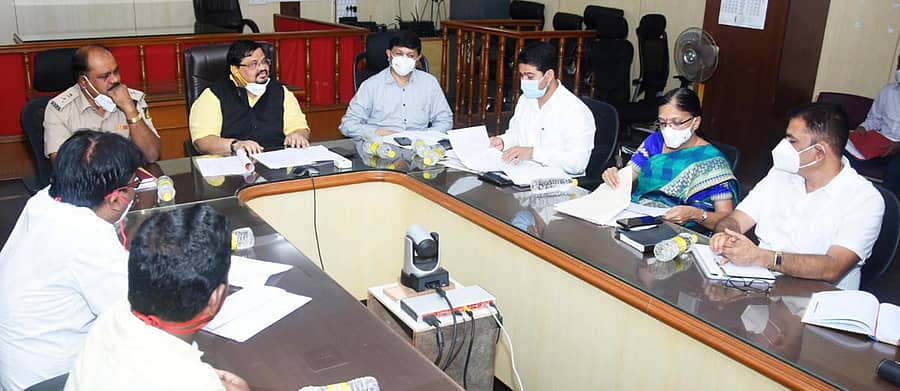 ಹಾವೇರಿ ಜಿಲ್ಲಾಧಿಕಾರಿ ಕಚೇರಿ ಸಭಾಂಗಣದಲ್ಲಿ ಶುಕ್ರವಾರ ಜಿಲ್ಲಾ ರಸ್ತೆ ಸುರಕ್ಷತಾ ಸಮಿತಿ ಹಾಗೂ ಸಾರಿಗೆ ಪ್ರಾಧಿಕಾರದ ಸಭೆಯ ಅಧ್ಯಕ್ಷತೆ ವಹಿಸಿ ಜಿಲ್ಲಾಧಿಕಾರಿ ಸಂಜಯ ಶೆಟ್ಟೆಣ್ಣವರ ಮಾತನಾಡಿದರು