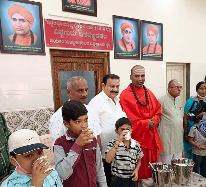 ದಾವಣಗೆರೆ: ವಿರಕ್ತ ಮಠದಲ್ಲಿ ಶಾಲಾ ಮಕ್ಕಳಿಗೆ ಹಾಲು ವಿತರಿಸಿ ಪಂಚಮಿ ಆಚರಣೆ