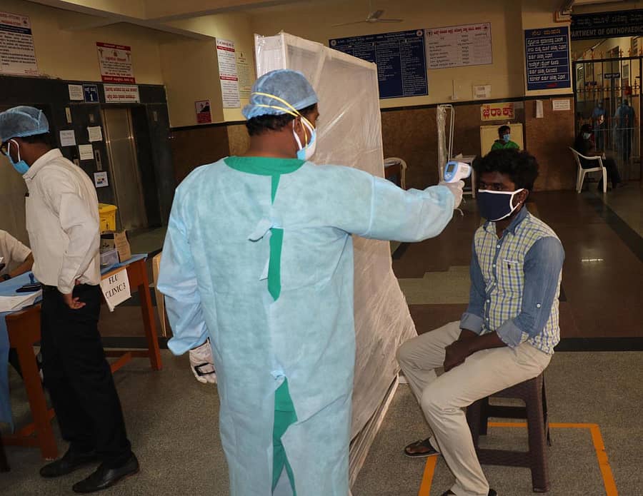 ಹಿಮ್ಸ್‌ನಲ್ಲಿ ಯುವಕನ ಆರೋಗ್ಯ ತಪಾಸಣೆ ಮಾಡಿದ ಸಿಬ್ಬಂದಿ