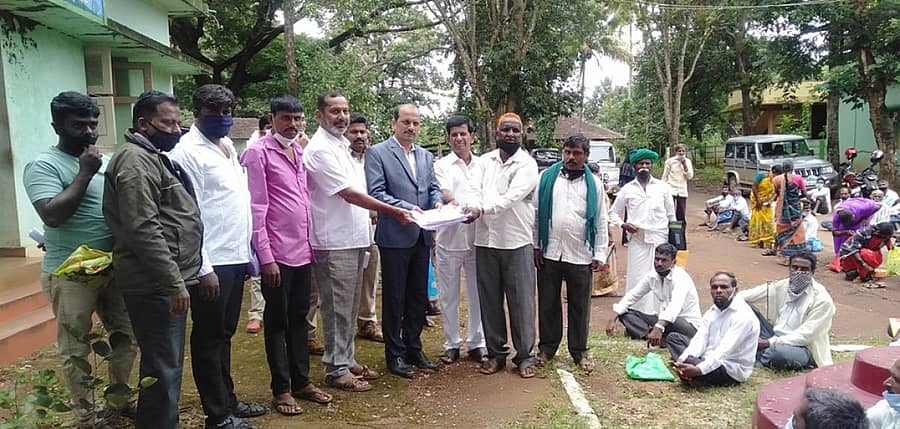 ರೈತರಿಗೆ ನೋಟಿಸ್ ಜಾರಿ ಮಾಡಿರುವುದನ್ನು ವಿರೋಧಿಸಿ ಸೊರಬದ ಸಹಾಯಕ ಅರಣ್ಯ ಸಂರಕ್ಷಣಾಧಿಕಾರಿ ಕಚೇರಿ ಎದುರು ಮಲೆನಾಡು ರೈತ ಹೋರಾಟ ಸಮಿತಿ ನೇತೃತ್ವದಲ್ಲಿ ಪ್ರತಿಭಟನೆ ನಡೆಸಲಾಯಿತು