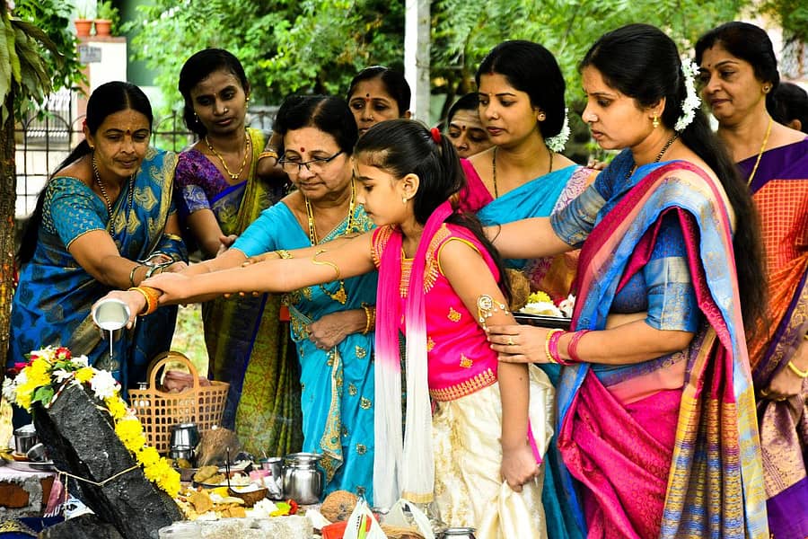 ಕಲಬುರ್ಗಿಯ ಹೊಸ ಜೇವರ್ಗಿ ರಸ್ತೆಯ ಸಂತೋಷ ಬಡಾವಣೆಯ ದೇವಸ್ಥಾನದಲ್ಲಿ ಶುಕ್ರವಾರ ಮಹಿಳೆಯರು, ಮಕ್ಕಳು ನಾಗಮೂರ್ತಿಗೆ ಹಾಲೆರೆದರು