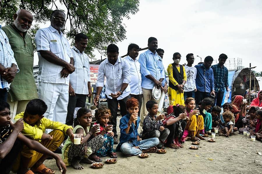 ಕಲಬುರ್ಗಿಯ ಕಣ್ಣಿ ಮಾರುಕಟ್ಟೆ ಬಳಿಯ ಗುಡಿಸಲು ಪ್ರದೇಶದಲ್ಲಿ ಮಕ್ಕಳಿಗೆ ಹಾಲು ಮತ್ತು ಖರ್ಜೂರ ವಿತರಿಸಲಾಯಿತು