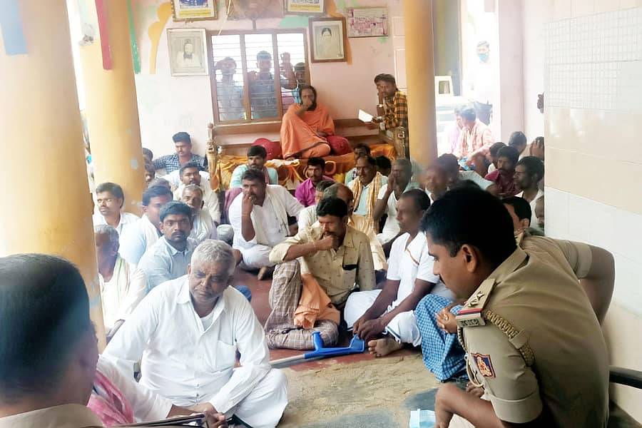 ಹರಪನಹಳ್ಳಿ ತಾಲ್ಲೂಕು ಅಡವಿಹಳ್ಳಿ ಗ್ರಾಮದಲ್ಲಿ ಪೊಲೀಸರು ಶಾಂತಿ ಸಭೆ ನಡೆಸಿದರು.