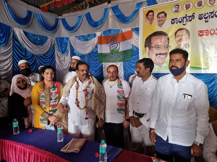 ತಿಪಟೂರಿನ ಚಾಮುಂಡೇಶ್ವರಿ ಬಡಾವಣೆಯಲ್ಲಿ ನಡೆದ ಕಾಂಗ್ರೆಸ್ ಅಲ್ಪಸಂಖ್ಯಾತರ ಸಭೆಯಲ್ಲಿ ಮಾಜಿ ಶಾಸಕ ಕೆ.ಷಡಕ್ಷರಿ ಅವರನ್ನು ಸನ್ಮಾನಿಸಲಾಯಿತು