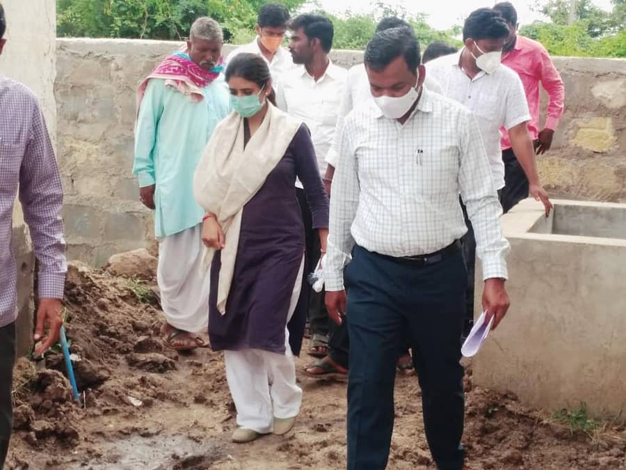 ಸುರಪುರ ತಾಲ್ಲೂಕಿನ ದೇವಿಕೇರಾದಲ್ಲಿ ಶುಕ್ರವಾರ ಜಿಲ್ಲಾ ಪಂಚಾಯಿತಿ ಸಿಇಒ ಶಿಲ್ಪಾ ಶರ್ಮಾ ನರೇಗಾ ಕಾಮಗಾರಿಗಳನ್ನು ಪರಿಶೀಲಿಸಿದರು
