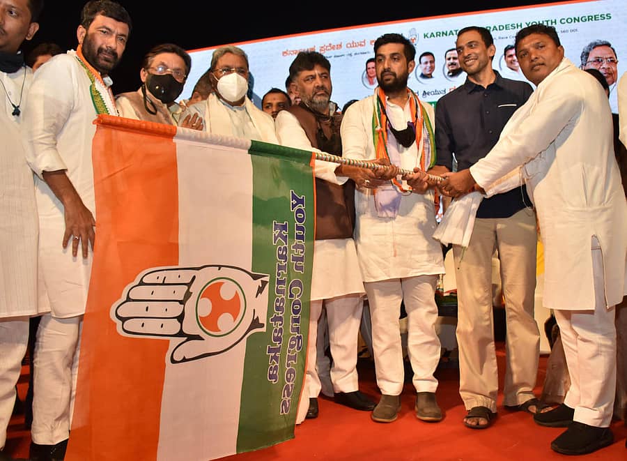 ರಕ್ಷಾ ರಾಮಯ್ಯ ಅವರಿಗೆ ಕಾಂಗ್ರೆಸ್ ಬಾವುಟವನ್ನು ರಾಷ್ಟ್ರೀಯ ಯುವ ಕಾಂಗ್ರೆಸ್ ಅಧ್ಯಕ್ಷ ಬಿ.ವಿ. ಶ್ರೀನಿವಾಸ, ಭಾರತೀಯ ರಾಷ್ಟ್ರೀಯ ಕಾಂಗ್ರೆಸ್(ಐಎನ್ಸಿ) ಜಂಟಿ ಕಾರ್ಯದರ್ಶಿ ಕೃಷ್ಣ ಅಳ್ಳವರು ಹಸ್ತಾಂತರಿಸಿದರು. ಮಾಜಿ ಸಚಿವ ಎಂ.ಆರ್. ಸೀತಾರಾಂ, ಕೆಪಿಸಿಸಿ ಕಾರ್ಯಾಧ್ಯಕ್ಷ ಸಲೀಂ ಅಹಮದ್, ಸಿದ್ದರಾಮಯ್ಯ, ಡಿ.ಕೆ.ಶಿವಕುಮಾರ್ ಇದ್ದರು –ಪ್ರಜಾವಾಣಿ ಚಿತ್ರ