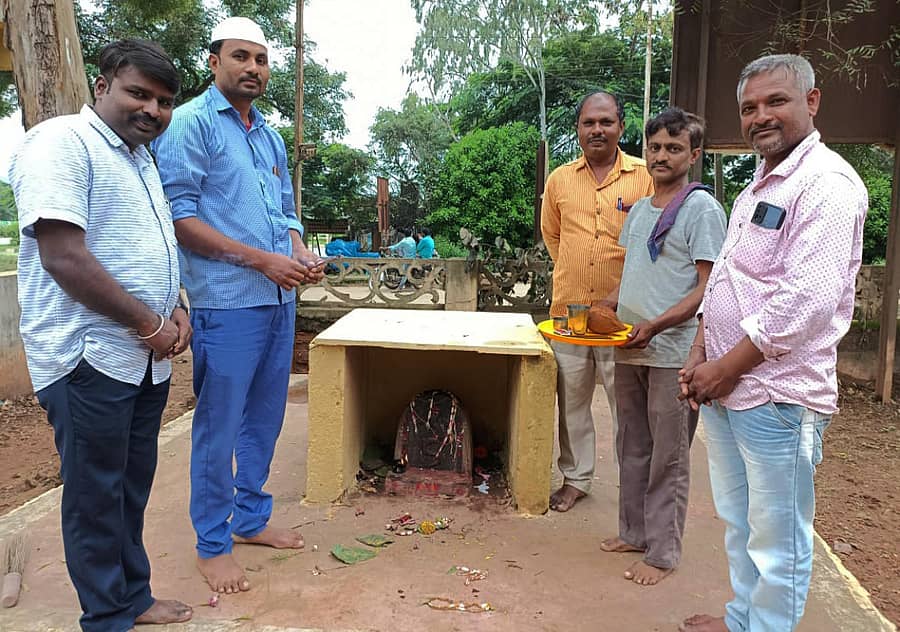 ಶಿಗ್ಗಾವಿ ಪಟ್ಟಣದ ತಾಲ್ಲೂಕು ಪಂಚಾಯ್ತಿ ಆವರಣದಲ್ಲಿನ ನಾಗರಮೂರ್ತಿಗೆ ಶುಕ್ರವಾರ ಹಿಂದು, ಮುಸ್ಲಿಮರು ಸೇರಿ ಪೂಜೆ ಸಲ್ಲಿಸಿದರು