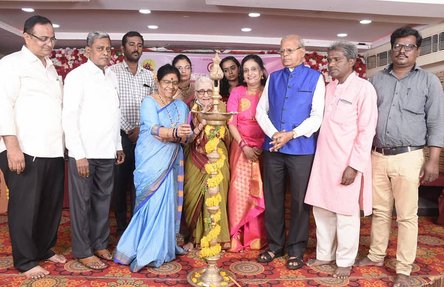 ಬೀದರ್ನ ಹೋಟೆಲ್ ಮಯೂರಾದಲ್ಲಿ ನಡೆದ ಸಿರಿಗನ್ನಡ ವೇದಿಕೆಯ ಜಿಲ್ಲಾ ಮಹಿಳಾ ಘಟಕದ ಅಧ್ಯಕ್ಷೆ ರೂಪಾ ಜಗದೀಶ ಪಾಟೀಲ ಅವರ ‘ರೂಪಾಂತರಾಳ’ ಕವನ ಸಂಕಲನ ಬಿಡುಗಡೆ ಕಾರ್ಯಕ್ರಮವನ್ನು ಸಾಹಿತಿ ಭಾರತಿ ವಸ್ತ್ರದ್ ಉದ್ಘಾಟಿಸಿದರು