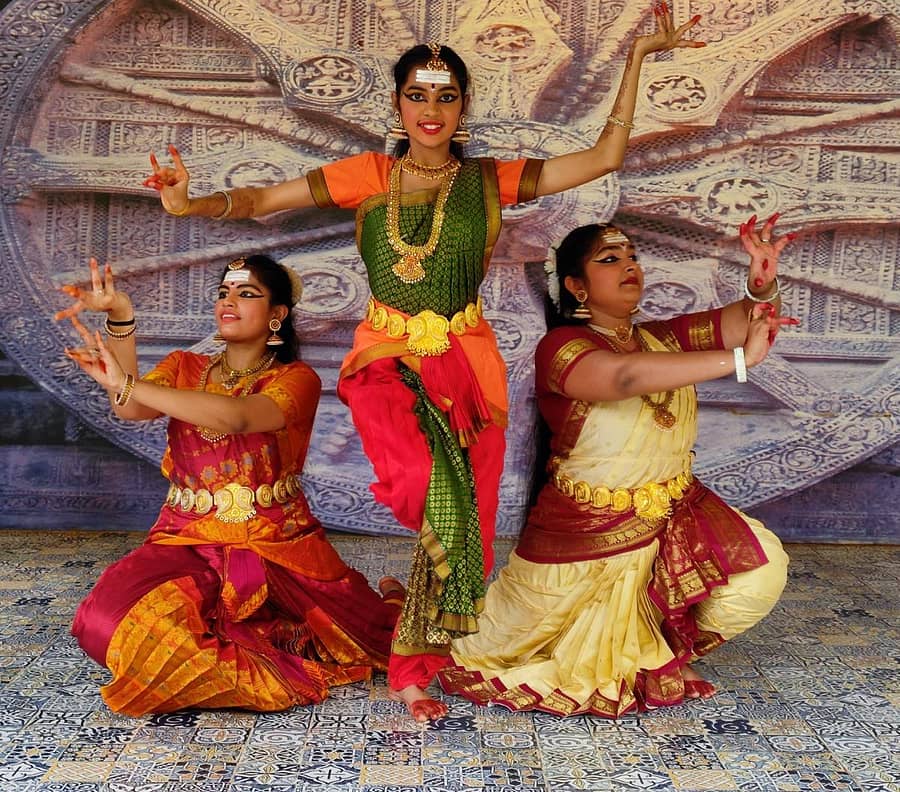 ಮತ್ತೆ ಕಲ್ಯಾಣ ಅಂತರ್ಜಾಲ ಕಾರ್ಯಕ್ರಮದಲ್ಲಿ ಶುಕ್ರವಾರ ಸಂಜೆ ಶಿವಮೊಗ್ಗದ ಸಹಚೇತನ ನಾಟ್ಯಾಲಯ ಕೇಂದ್ರದ ಕಲಾವಿದರು ವಚನ ನೃತ್ಯ ಪ್ರದರ್ಶಿಸಿದರು.