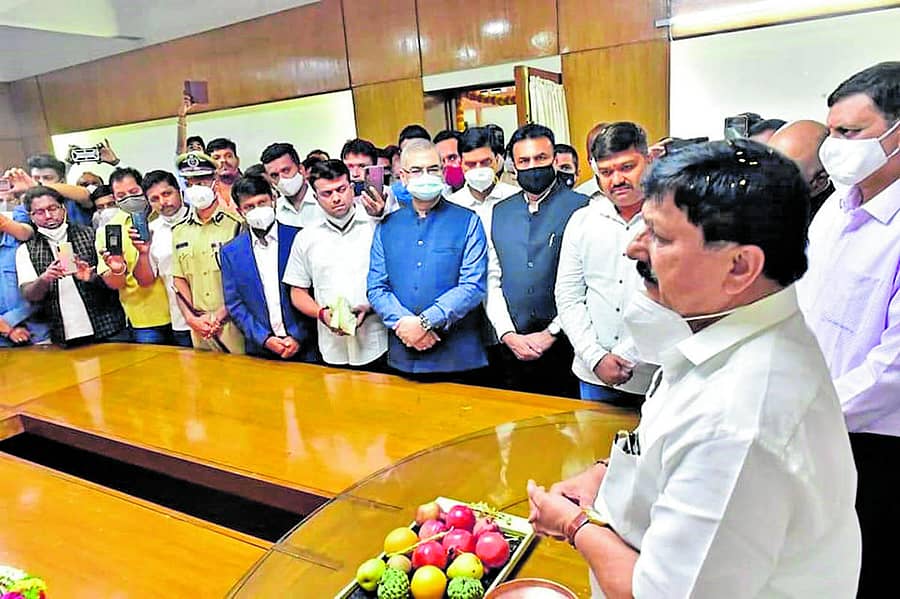 ವಿಕಾಸಸೌಧದಲ್ಲಿ ಶುಕ್ರವಾರ ನಡೆದ ಗೃಹ ಸಚಿವ ಆರಗ ಜ್ಞಾನೇಂದ್ರ ಅವರ ಕಚೇರಿ ಪೂಜೆಯ ಕಾರ್ಯಕ್ರಮದಲ್ಲಿ ಕೋವಿಡ್‌ ನಿಯಂತ್ರಣ ಮಾರ್ಗಸೂಚಿಗಳನ್ನು ಲೆಕ್ಕಿಸದೇ ಹಲವಾರು ಮಂದಿ ಪಾಲ್ಗೊಂಡಿದ್ದರು