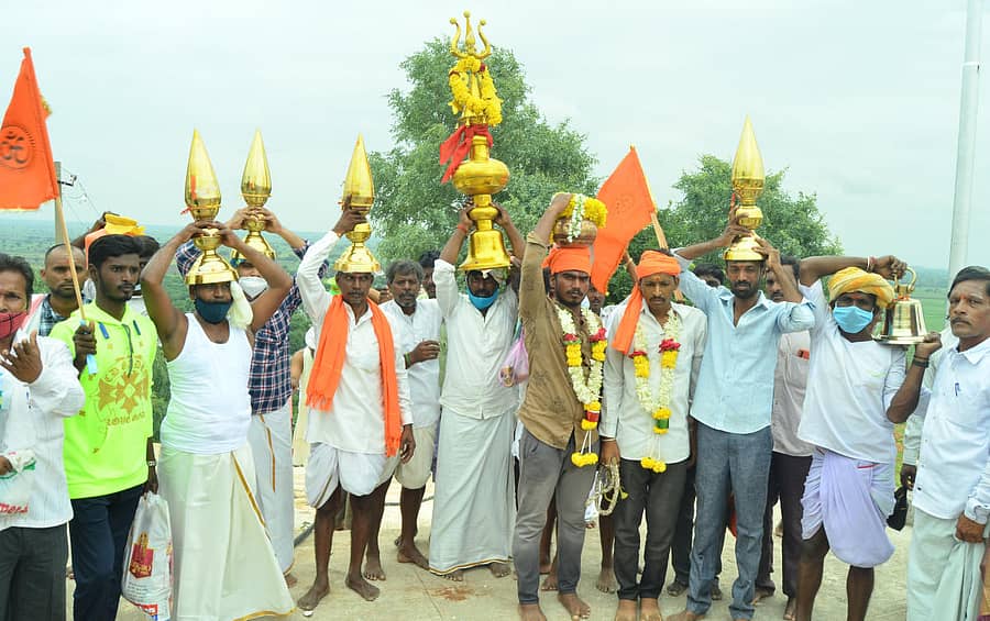 ಯಾದಗಿರಿ ಜಿಲ್ಲೆಯ ಗುರುಮಠಕಲ್ ತಾಲ್ಲೂಕಿನ ಕಂದಕೂರ ಕೊಂಡಮೇಶ್ವರಿ ದೇವಸ್ಥಾನದ ಬಳಿ ಕಳಸಾರೋಹಣ ನಡೆಯಿತು