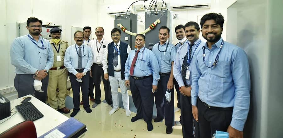 ಹುಬ್ಬಳ್ಳಿಯಲ್ಲಿ ಗುರುವಾರ ಇನ್ಸ್ಟ್ರುಮೆಂಟಲ್ ಲ್ಯಾಂಡಿಂಗ್ ಸಿಸ್ಟಮ್ (ಐಎಲ್ಎಸ್) ಸೌಲಭ್ಯ ಉದ್ಘಾಟನಾ ಸಮಾರಂಭದಲ್ಲಿ ಪಾಲ್ಗೊಂಡಿದ್ದ ವಿಮಾನ ನಿಲ್ದಾಣದ ಸಿಬ್ಬಂದಿ