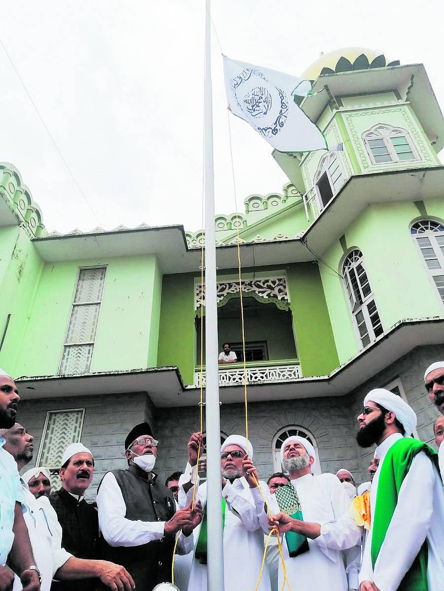 ಉಳ್ಳಾಲದಲ್ಲಿ ಡಿಸೆಂಬರ್ ತಿಂಗಳಲ್ಲಿ ನಡೆಯಲಿರುವ ದರ್ಗಾ ಉರೂಸ್ ಪ್ರಯುಕ್ತ ಶುಕ್ರವಾರ ಧ್ವಜಾರೋಹಣ ನಡೆಯಿತು.