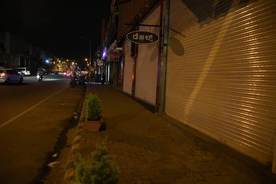 ವಾರಾಂತ್ಯ ಕರ್ಫ್ಯೂ ಹಿನ್ನೆಲೆಯಲ್ಲಿ ಶುಕ್ರವಾರ ರಾತ್ರಿ 9ಕ್ಕೆ ಪೊಲೀಸರು ಮೈಸೂರಿನಲ್ಲಿ ಅಂಗಡಿಗಳ ಬಾಗಿಲುಗಳನ್ನು ಮುಚ್ಚಿಸಿದರು
