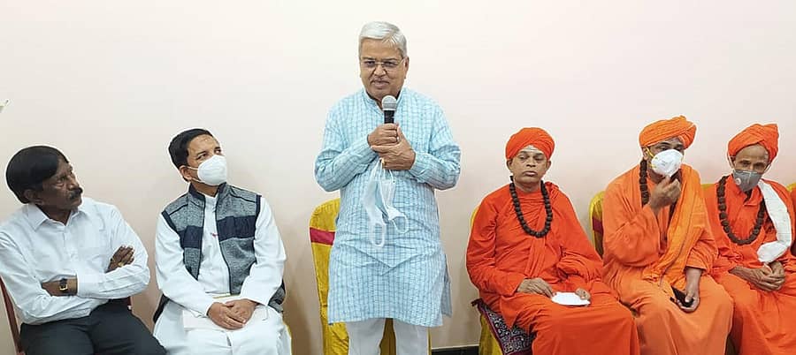 ಚಿತ್ರದುರ್ಗದಲ್ಲಿ ಮುರುಘಾಮಠದಿಂದ ನಡೆದ ನಿತ್ಯ ಕಲ್ಯಾಣ ಐದನೇ ದಿನದ ಕಾರ್ಯಕ್ರಮದಲ್ಲಿ ಜಲ ಸಂಪನ್ಮೂಲ ಸಚಿವ ಗೋವಿಂದ ಕಾರಜೋಳ ಮಾತನಾಡಿದರು. ಶಿವಮೂರ್ತಿ ಮುರುಘಾ ಶರಣರು, ಇಳಕಲ್ನ ಗುರುಮಹಾಂತ ಸ್ವಾಮೀಜಿ ಇದ್ದರು.