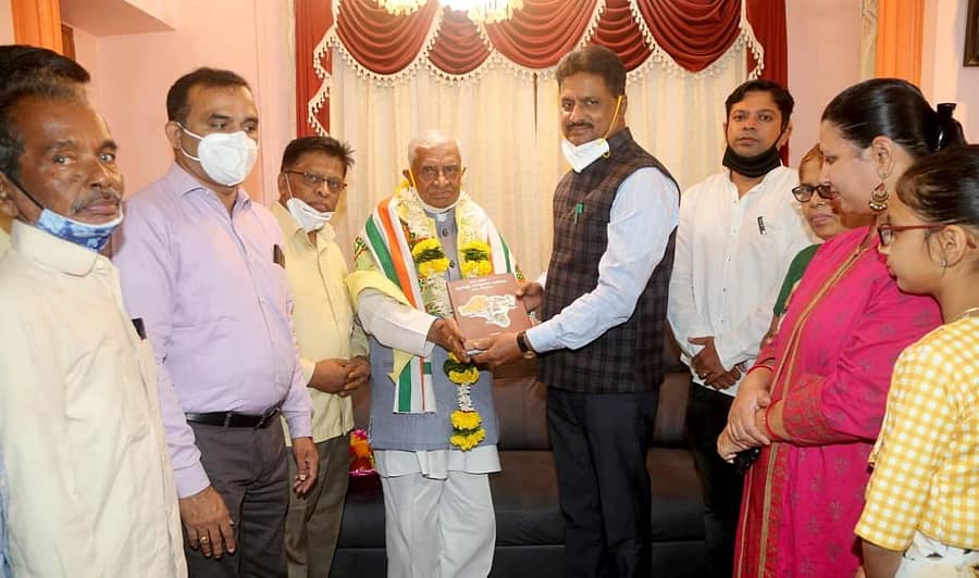 ಬೆಳಗಾವಿಯಲ್ಲಿ ಸ್ವಾತಂತ್ರ್ಯ ಹೋರಾಟಗಾರ ರಾಜೇಂದ್ರ ಕಲಘಟಗಿ ಅವರನ್ನು ಜಿಲ್ಲಾಧಿಕಾರಿ ಎಂ.ಜಿ. ಹಿರೇಮಠ ಸರ್ಕಾರದ ಪರವಾಗಿ ಶನಿವಾರ ಗೌರವಿಸಿದರು