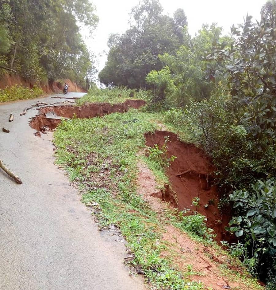 ತೀರ್ಥಹಳ್ಳಿ ತಾಲ್ಲೂಕಿನ ಹೊದಲ–ಅರಳಾಪುರ–ನೆಲ್ಲಿಸರ ತಿರುವಿನ ಬಳಿ ವಡ್ಡಿನಬೈಲು ಧರೆ ಕುಸಿದಿದೆ