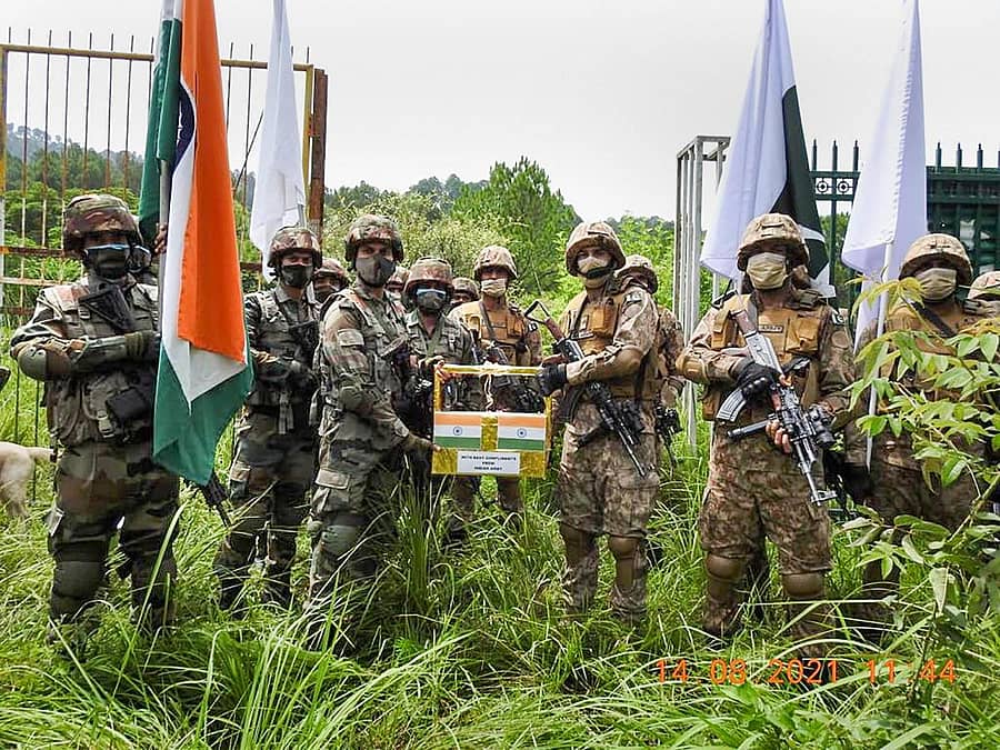 ಪಾಕಿಸ್ತಾನದ ಸ್ವಾತಂತ್ರ್ಯ ದಿನಾಚರಣೆಯಂದು ಶನಿವಾರ ಪೂಂಚ್ ಮತ್ತು ಮೆಂಧರ್ ಪ್ರದೇಶದಲ್ಲಿ ಭಾರತೀಯ ಸೇನೆಯು ಪಾಕಿಸ್ತಾನ ಸೇನೆಯೊಂದಿಗೆ ಸಿಹಿ ಮತ್ತು ಅಭಿನಂದನೆಗಳನ್ನು ವಿನಿಮಯ ಮಾಡಿಕೊಂಡಿತು– ಪಿಟಿಐ ಚಿತ್ರ