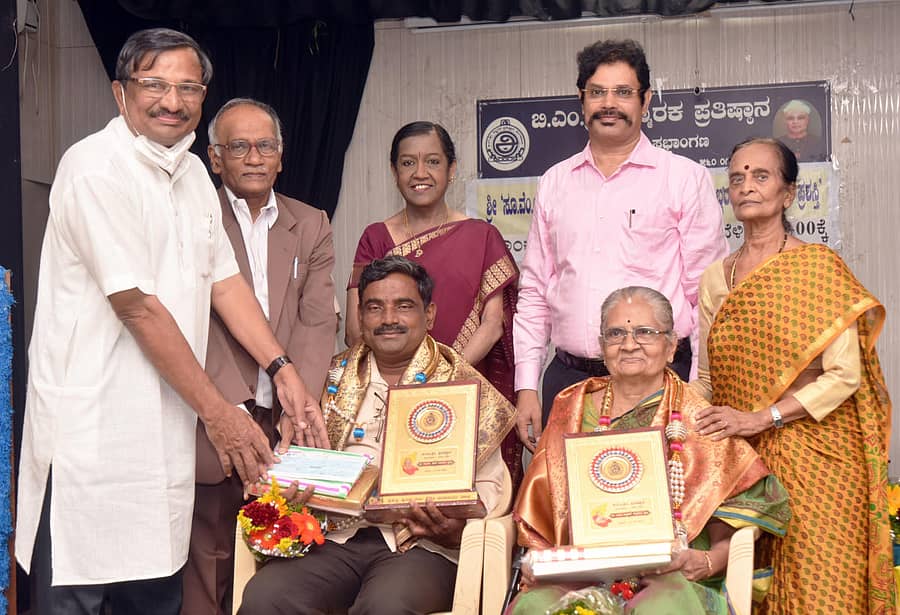 ಬಿ.ಎಂ.ಶ್ರೀ. ಪ್ರತಿಷ್ಠಾನ ಆಯೋಜಿಸಿದ ಕಾರ್ಯಕ್ರಮದಲ್ಲಿ ಚಿದಾನಂದ ಸಾಲಿ ಅವರಿಗೆ ‘ಪ್ರೊ.ಸೂ.ವೆಂ. ಆರಗ ವಿಮರ್ಶಾ ಪ್ರಶಸ್ತಿ’ ಹಾಗೂ ಪ್ರೇಮಾ ಭಟ್ ಅವರಿಗೆ ‘ಡಾ. ವಿಜಯಾ ಸುಬ್ಬರಾಜ್ ಗಣ್ಯ ಲೇಖಕಿ ಪ್ರಶಸ್ತಿ’ಯನ್ನು ಆರ್.ಕೆ. ನಲ್ಲೂರ್ ಪ್ರಸಾದ್ ಅವರು ಪ್ರದಾನ ಮಾಡಿದರು. ಲೇಖಕಿ ವಿಜಯಾ ಸುಬ್ಬರಾಜ್, ಪ್ರತಿಷ್ಠಾನದ ಅಧ್ಯಕ್ಷ ಆರ್. ಲಕ್ಷ್ಮೀನಾರಾಯಣ, ಗೌರವ ಕಾರ್ಯದರ್ಶಿ ಬಿ.ಸಿ. ರಾಜಕುಮಾರ್ ಹಾಗೂ ನಿವೃತ್ತ ಪ್ರಾಧ್ಯಾಪಕಿ ಡಿ. ಮಂಗಳಾ ಪ್ರಿಯದರ್ಶಿನಿ ಇದ್ದರು –ಪ್ರಜಾವಾಣಿ ಚಿತ್ರ