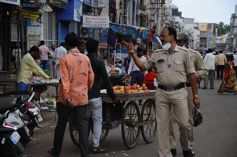 ವಿಜಯಪುರ ನಗರದಲ್ಲಿ ಮಧ್ಯಾಹ್ನದ ಬಳಿಕವೂ ವ್ಯಾಪಾರದಲ್ಲಿ ತೊಡಗಿದ್ದ ತಳ್ಳುಗಾಡಿ ವ್ಯಾಪಾರಸ್ಥರಿಗೆ ಪೊಲೀಸರು ಎಚ್ಚರಿಕೆ ನೀಡಿ ಮನೆಗೆ ಕಳುಹಿಸಿದರು–ಪ್ರಜಾವಾಣಿ ಚಿತ್ರ