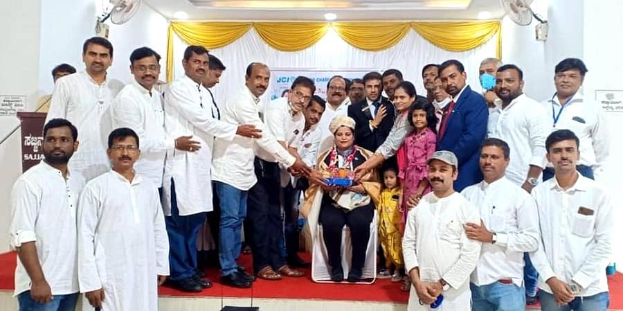 ಹಾವೇರಿಯ ಸಜ್ಜನರ ಫಂಕ್ಷನ್ ಹಾಲ್ನಲ್ಲಿ ಏರ್ಪಡಿಸಿದ್ದ ‘ಅಧ್ಯಕ್ಷರ ಸಮ್ಮೇಳನ’ದಲ್ಲಿ ಜೆಸಿಐ ಅಂತರರಾಷ್ಟ್ರೀಯ ಸಂಸ್ಥೆಯ ಭಾರತದ ರಾಷ್ಟ್ರೀಯ ಅಧ್ಯಕ್ಷೆ ಜೆ.ಸಿ. ರಾಖಿ ಜೈನ್ ಅವರನ್ನು ಸನ್ಮಾನಿಸಲಾಯಿತು