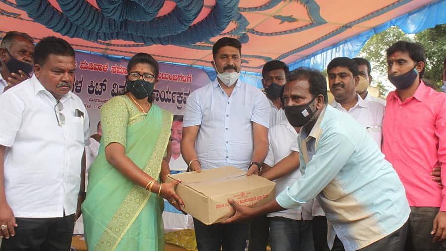 ತಾಲ್ಲೂಕು ಮಡಿವಾಳ ಸಮಾಜವು ಕೋಲಾರದಲ್ಲಿ ಶನಿವಾರ ಹಮ್ಮಿಕೊಂಡಿದ್ದ ಕಾರ್ಯಕ್ರಮದಲ್ಲಿ ವಿಧಾನ ಪರಿಷತ್ ಸದಸ್ಯ ಸಿ.ಆರ್.ಮನೋಹರ್ ಸಮುದಾಯದ ಜನರಿಗೆ ದಿನಸಿ ಕಿಟ್‌ ವಿತರಿಸಿದರು