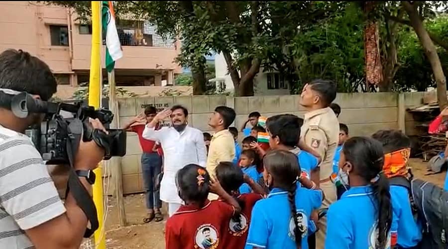 ಧ್ವಜಾರೋಹಣ ನೆರವೇರುತ್ತಿದ್ದಂತೆ ರಾಷ್ಟ್ರಧ್ವಜಕ್ಕೆ ವಲಸೆ ಕಾರ್ಮಿಕರ ಮಕ್ಕಳು ಸೆಲ್ಯೂಟ್ ಮಾಡಿದರು