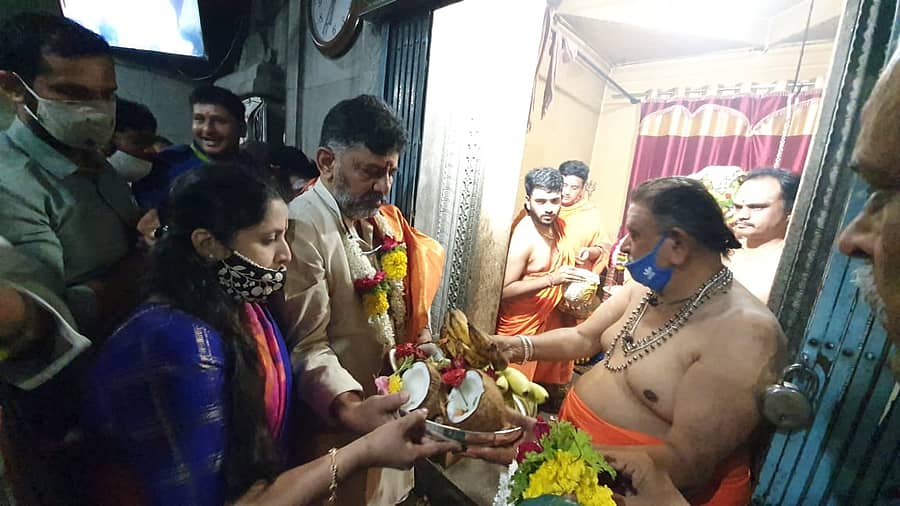 ಕೆಪಿಸಿಸಿ ಅಧ್ಯಕ್ಷ ಡಿ.ಕೆ. ಶಿವಕುಮಾರ ಹಾಗೂ ಅವರ ಪತ್ನಿ ಉಷಾ ಅವರು ದೊಡ್ಡಬಳ್ಳಾಪುರದ ಚಿಕ್ಕಮಧುರೆಯ ಶನಿಮಹಾತ್ಮ ದೇಗುಲದಲ್ಲಿ ಪೂಜೆ ಸಲ್ಲಿಸಿದರು.