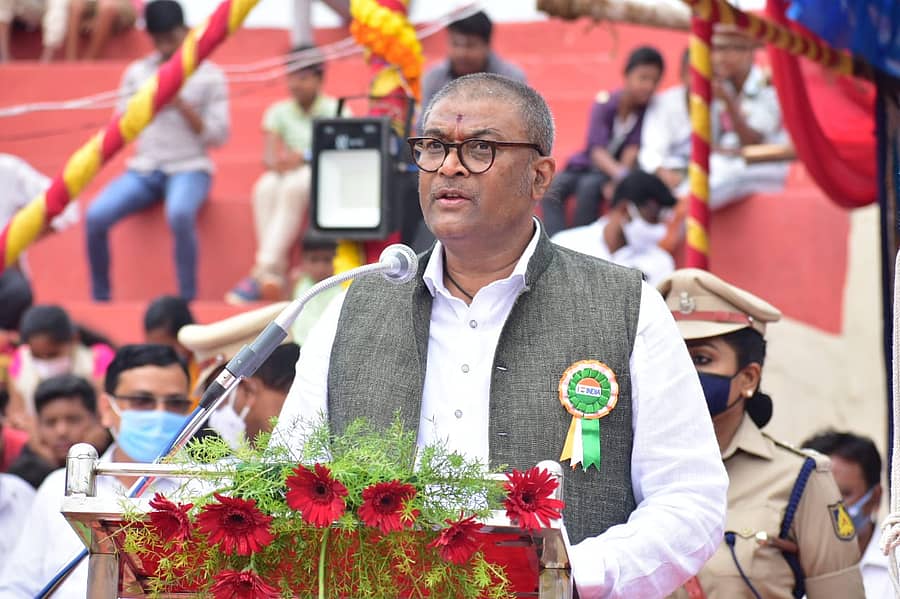 ಸ್ವಾತಂತ್ರ್ಯ ದಿನಾಚರಣೆ ಕಾರ್ಯಕ್ರಮದಲ್ಲಿ ಸಚಿವ ಆನಂದ್ ಸಿಂಗ್ ಮಾತನಾಡಿದರು.