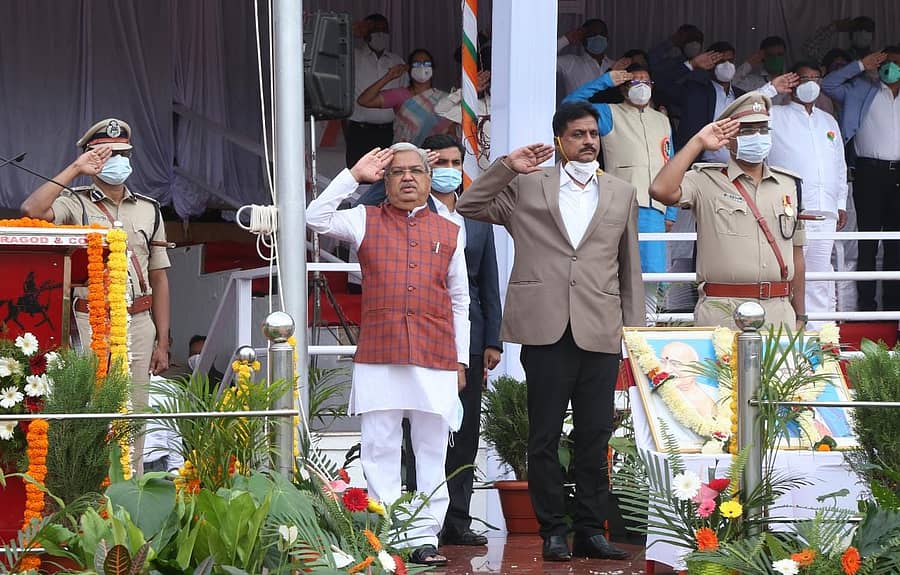 ಜಲಸಂಪನ್ಮೂಲ ಸಚಿವ ಗೋವಿಂದ ಕಾರಜೋಳ ಅವರು ಧ್ವಜಾರೋಹಣ ನೆರವೇರಿಸಿದರು