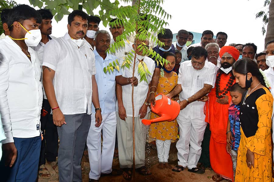 ಮಧುಗಿರಿ ತಾಲ್ಲೂಕು ಜಡೇಗೊಂಡನಹಳ್ಳಿಯಲ್ಲಿ ಉಸಿರು ನಿಂತವರ ಹೆಸರಿನಲ್ಲಿ ಹಸಿರು ಬೆಳೆಸುವ ಕಾರ್ಯಕ್ರಮಕ್ಕೆ ಮಾಜಿ ಶಾಸಕ ಕೆ.ಎನ್.ರಾಜಣ್ಣ, ಸಿದ್ದರಬೆಟ್ಟದ ಶಿವಾನಂದ ಶಿವಾಚಾರ್ಯ ಸ್ವಾಮೀಜಿ ಚಾಲನೆ ನೀಡಿದರು