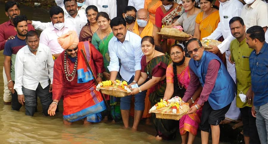 ಶಿಕಾರಿಪುರ ತಾಲ್ಲೂಕಿನ ಅಂಬ್ಲಿಗೊಳ್ಳ ಜಲಾಶಯಕ್ಕೆ ಶನಿವಾರ ಸಂಸದ ಬಿ.ವೈ. ರಾಘವೇಂದ್ರ ಅವರು ಪತ್ನಿ ತೇಜಸ್ವಿನಿ ಅವರೊಂದಿಗೆ ಬಾಗಿನ ಅರ್ಪಿಸಿದರು.