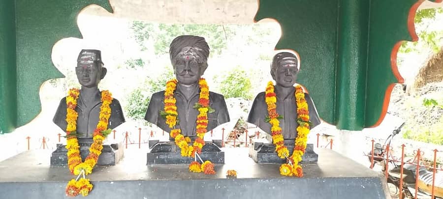 ಶಿರಹಟ್ಟಿ ತಾಲ್ಲೂಕಿನ ಕೊಗನೂರ ಗ್ರಾಮದಲ್ಲಿ ಸ್ಥಾಪಿಸಿರುವ ಮೈಲಾರ ಮಹಾದೇವಪ್ಪ, ಕೊಗನೂರಿನ ತಿರಕಪ್ಪ ಮಡಿವಾಳರ ಮತ್ತು ವೀರಯ್ಯ ಹಿರೇಮಠ ಅವರ ಸ್ಮಾರಕ