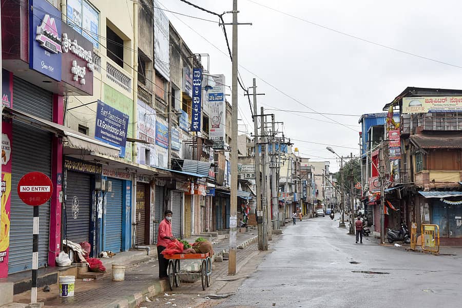 ಮೈಸೂರಿನ ಸಂತೆಪೇಟೆ ರಸ್ತೆಯಲ್ಲಿ ಶನಿವಾರ ಲಾಕ್ಡೌನ್ನಿಂದ ಬಿಕೋ ಎನ್ನುವ ವಾತಾವರಣ ಇತ್ತು