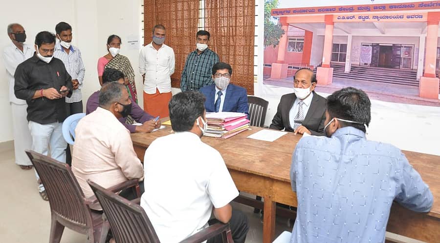 ಜಿಲ್ಲಾ ಪ್ರಧಾನ ಮತ್ತು ಸೆಷನ್ಸ್ ನ್ಯಾಯಾಧೀಶ ಸಾದಶಿವ ಎಸ್.ಸುಲ್ತಾನ್ಪುರಿ ಅವರ ಉಪಸ್ಥಿತಿಯಲ್ಲಿ ಶನಿವಾರ ಜಿಲ್ಲಾ ನ್ಯಾಯಾಲಯದಲ್ಲಿ ಲೋಕ ಅದಾಲತ್ ನಡೆಯಿತು