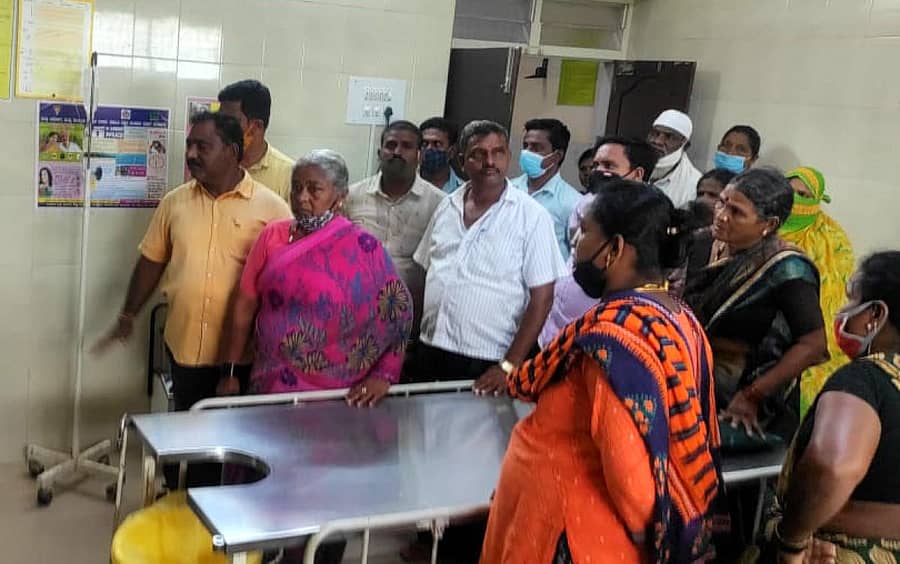 ಹರಿಹರದ ಸಾರ್ವಜನಿಕ ಆಸ್ಪತ್ರೆಯಲ್ಲಿ ಶನಿವಾರ ನವಜಾತ ಶಿಶು ಸಾವಿಗೀಡಾದ ಕಾರಣ ಸಂಬಂಧಿಕರು ಆಸ್ಪತ್ರೆ ಸಿಬ್ಬಂದಿ ವಿರುದ್ಧ ಆಕ್ರೋಶ ವ್ಯಕ್ತಪಡಿಸಿದರು.