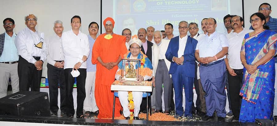 ತುಮಕೂರಿನ ಎಸ್ಐಟಿಯಲ್ಲಿ ಕೇಂದ್ರ ಸಚಿವ ಭಗವಂತ ಖೂಬಾ ಅವರನ್ನು ಅಭಿನಂದಿಸಲಾಯಿತು. ಸಿದ್ಧಲಿಂಗ ಸ್ವಾಮೀಜಿ, ಶಾಸಕ ಜ್ಯೋತಿ ಗಣೇಶ್, ಎಸ್ಐಟಿ ನಿರ್ದೇಶಕ ಡಾ.ಎಂ.ಎನ್.ಚನ್ನಬಸಪ್ಪ, ಪ್ರಾಂಶುಪಾಲ ಎಸ್.ವಿ.ದಿನೇಶ್, ಸಿದ್ಧಗಂಗಾ ಶಿಕ್ಷಣ ಸಂಸ್ಥೆ ಕಾರ್ಯದರ್ಶಿ ಟಿ.ಕೆ.ನಂಜುಂಡಪ್ಪ ಉಪಸ್ಥಿತರಿದ್ದರು