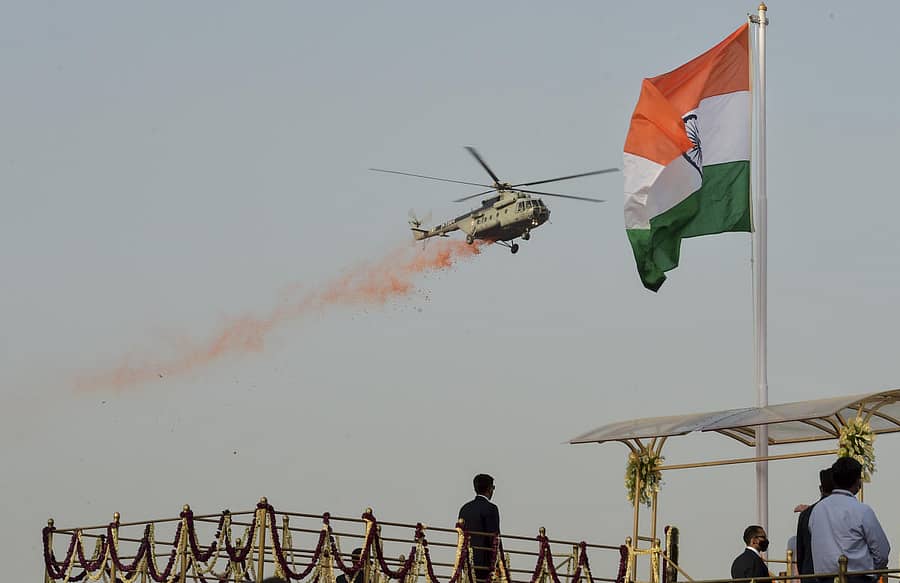 ಕೆಂಪುಕೋಟೆಯಲ್ಲಿ ರಾಷ್ಟ್ರ ಧ್ವಜಾರೋಹಣದ ಬಳಿಕ ಹೆಲಿಕಾಪ್ಟರ್ಗಳ ಮೂಲಕ ಪುಷ್ಪವೃಷ್ಟಿ ಮಾಡಲಾಯಿತು –ಪಿಟಿಐ ಚಿತ್ರ