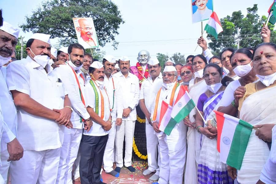 ನಗರದ ನ್ಯಾಯಾಲಯ ಮುಂಭಾಗದ ಗಾಂಧಿ ಪುತ್ಥಳಿಗೆ ಕಾಂಗ್ರೆಸ್ ಮುಖಂಡರು ಹಾಗೂ ಕಾರ್ಯಕರ್ತರು ಮಾಲಾರ್ಪಣೆ ಮಾಡಿದರು. ಎಂ.ಕೆ.ಸೋಮಶೇಖರ್, ಡಾ.ಬಿ.ಜೆ.ವಿಜಯಕುಮಾರ್, ಆರ್.ಧ್ರುವನಾರಾಯಣ, ಆರ್.ಧರ್ಮಸೇನ, ಆರ್.ಮೂರ್ತಿ ಇದ್ದರು