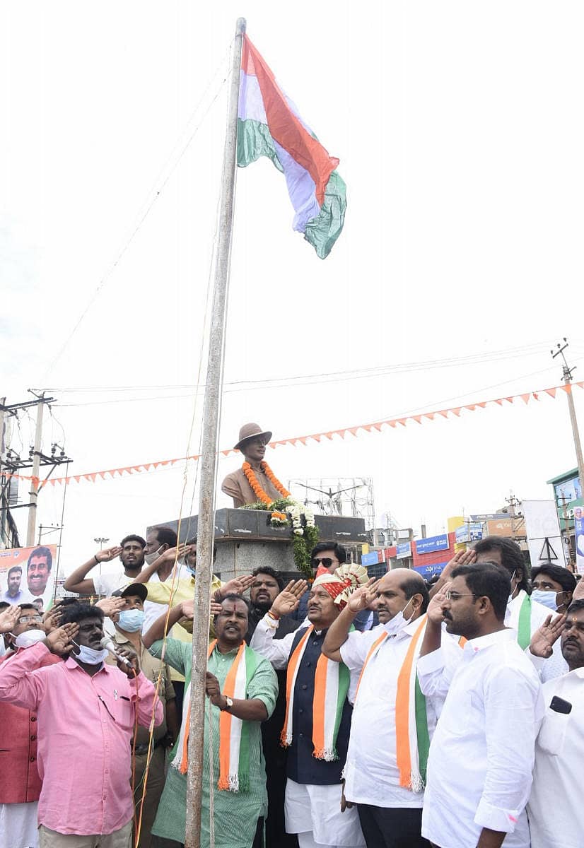 ಬೀದರ್‌ನ ಭಗತ್‌ಸಿಂಗ್‌ ವೃತ್ತದಲ್ಲಿ ಜಿಲ್ಲಾ ಉಸ್ತುವಾರಿ ಸಚಿವ ಪ್ರಭು ಚವಾಣ್‌ ಧ್ವಜಾರೋಹಣ ನೆರವೇರಿಸಿದರು. ಶಾಸಕರಾದ ಬಂಡೆಪ್ಪ ಕಾಶೆಂಪೂರ್, ರಹೀಂ ಖಾನ್‌, ವಿಜಯಕುಮಾರ ಸೋನಾರೆ, ಸುನೀಲ್‌ ಕಡ್ಡೆ ಇದ್ದಾರೆ