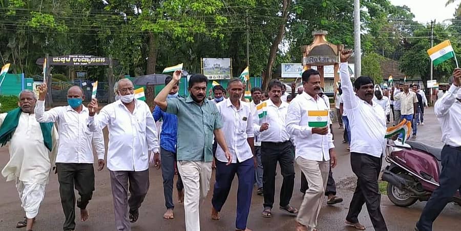 ಶಿರಸಿಯಲ್ಲಿ ಭಾನುವಾರ ಭೂಮಿ ಹಕ್ಕು ಹೋರಾಟಗಾರರ ವೇದಿಕೆ ವತಿಯಿಂದ ಪಾದಯಾತ್ರೆ ನಡೆಯಿತು.