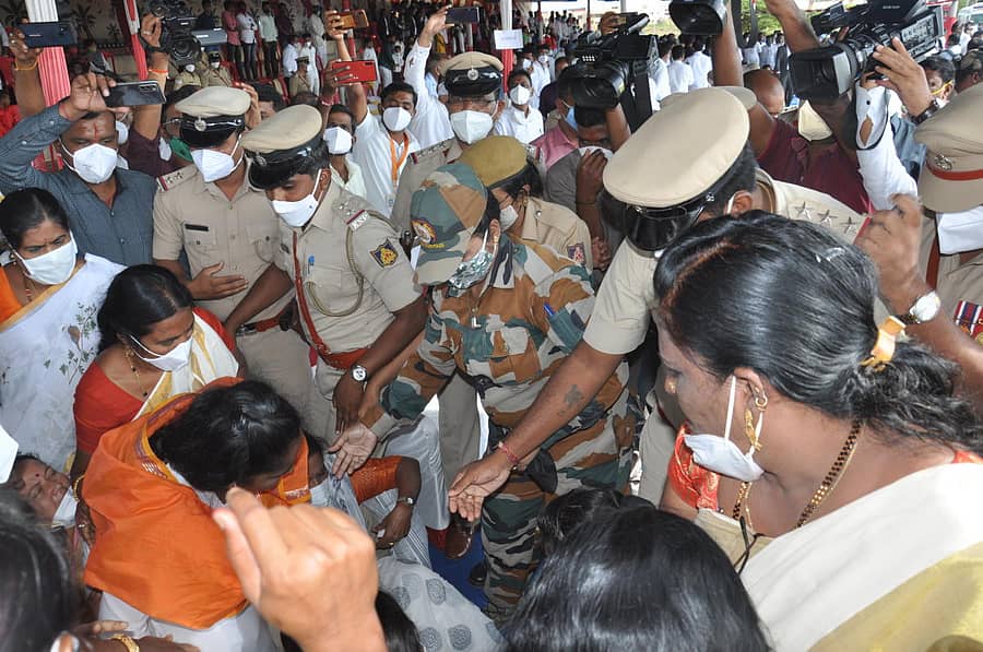 ವಿಜಯಪುರ ಜಿಲ್ಲಾಡಳಿತ ಭಾನುವಾರ ಏರ್ಪಡಿಸಿದ್ದ ಸ್ವಾತಂತ್ರೋತ್ಸವ ಕಾರ್ಯಕ್ರಮದಲ್ಲಿ ಪಾಲ್ಗೊಳ್ಳಲು ವೇದಿಕೆಗೆ ಆಗಮಿಸಿದ ಸಚಿವೆ ಶಶಿಕಲಾ ಜೊಲ್ಲೆಗೆ ಘೇರಾವ್‌ ಹಾಕಿ ಪ್ರತಿಭಟನೆ ನಡೆಸಿದ ಕಾಂಗ್ರೆಸ್ ಕಾರ್ಯಕರ್ತೆಯರನ್ನು ಪೊಲೀಸರು ತಡೆದು, ವಶಕ್ಕೆ ಪಡೆದರು–ಪ್ರಜಾವಾಣಿ ಚಿತ್ರ